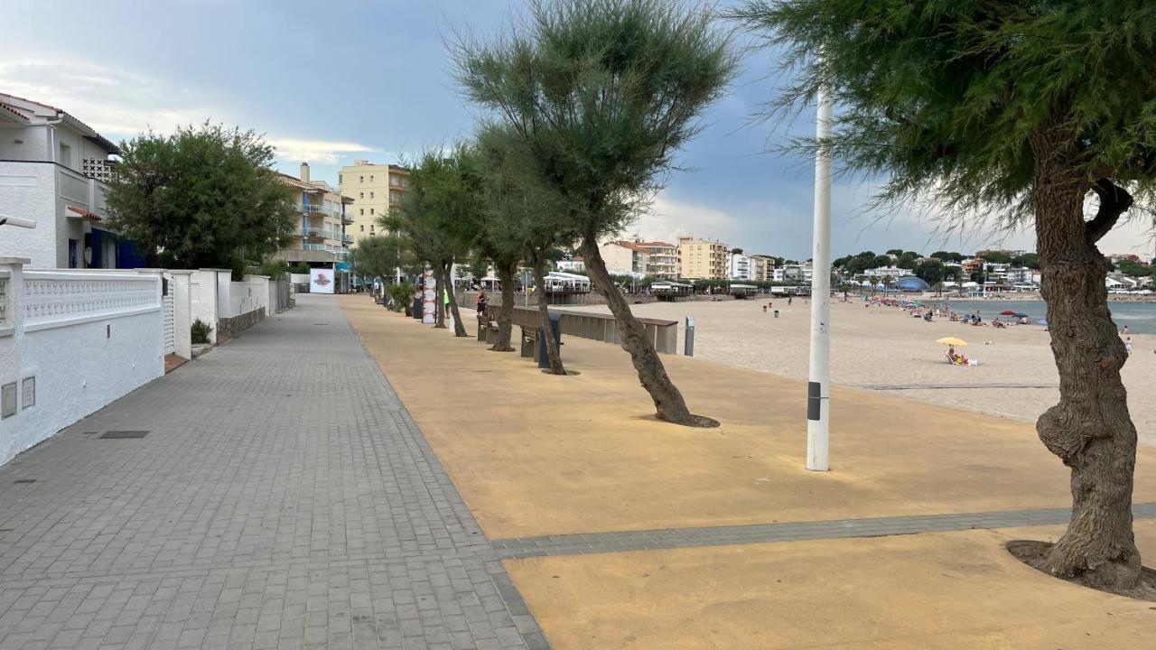 Apartamento En La Playa. Free Parking. Free Wifi L'Escala Exterior photo