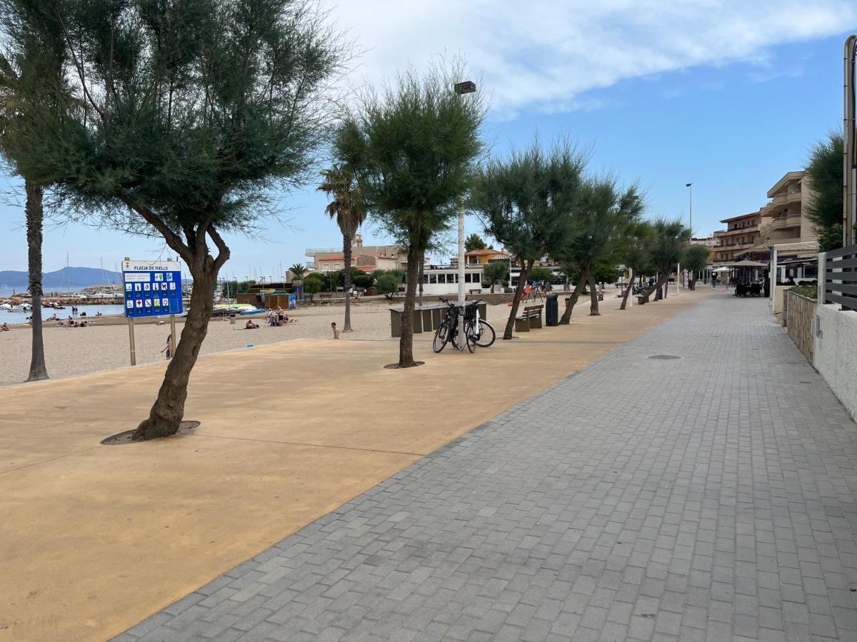 Apartamento En La Playa. Free Parking. Free Wifi L'Escala Exterior photo